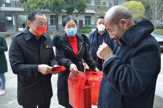 春節(jié)慰問(wèn)孤寡老人 濃濃關(guān)懷倍暖人心